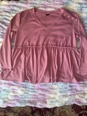 Women’s torrid size 1 stretchy Rose Pink Lace-Shoulder V-Neck Peplum Tunic! New!